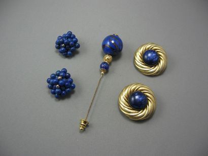Lot
en métal, composé de 2 paires de clips...
