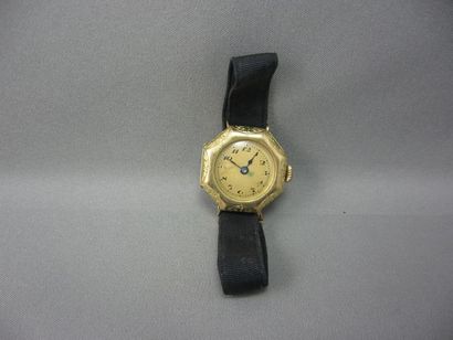 Montre bracelet de femme
en or, de forme...