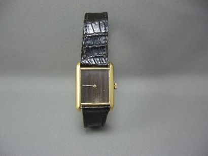Montre bracelet de femme en or, de forme...