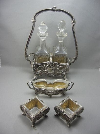 Ensemble en argent d'un huilier et vinaigrier...