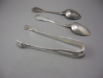 Pince à sucre en argent et 2 petites cuillères...