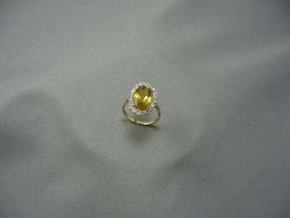 Bague 
en or, ornée d'un béryl jaune 