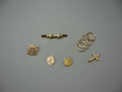 Lot en or 
composé d'une broche barrette,...