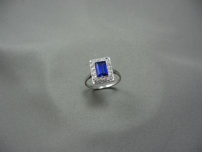 Bague 
en platine, ornée d'un saphir de synthèse...