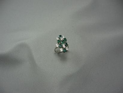 Bague 
en or gris ajouré, ornée d'éléments...