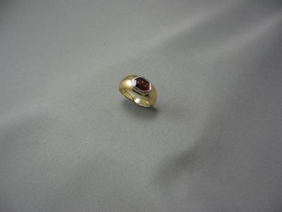 Bague jonc
en or, ornée d'un grenat facetté...