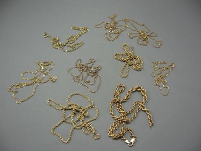 Lot de 7 Chaînes et un Collier en or. Poids...