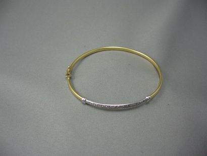 Bracelet Jonc Ouvrant
en or, enrichi d'une...