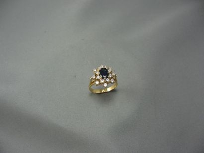 Bague 
en or, ornée d'un saphir ovale dans...