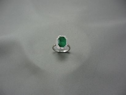 Bague 
en or gris et platine, ornée d'une...