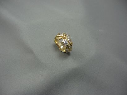 Bague de Créateur en or, mouvementée, sertie...