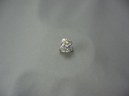 Bague 
en or gris, stylisant une fleur, le...