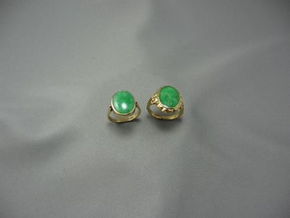 Ensemble de 2 Bagues 
en or ornées de jade...