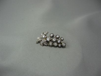 Broche 
en argent ajouré stylisant une pampre,...