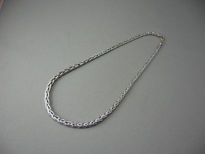 Collier
en or rhodié, maille en épis en chute....