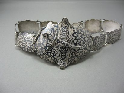 Ceinture Russe 
en argent niellé, à décor...