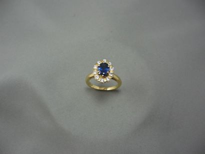 Bague 
en or, ornée d'un saphir ovale facetté...