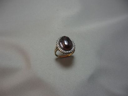 Bague 
en or et argent, ornée d'un cabochon...