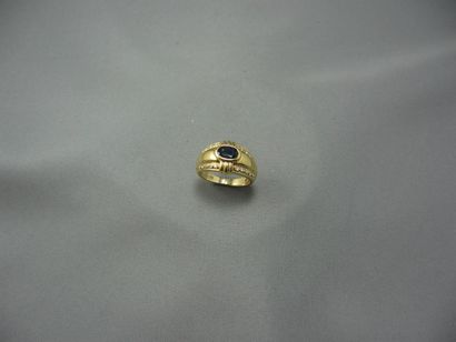 Bague jonc
en or, ornée d'un saphir ovale...
