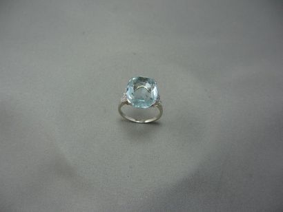 Bague
en or gris et platine, ornée d'une...
