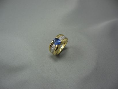 Bague 
en or, stylisant un nœud, ornée d'un...