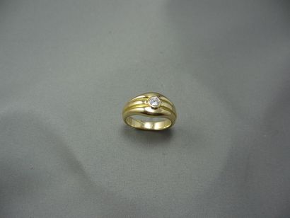 Bague jonc
en or rainuré, ornée d'un diamant...