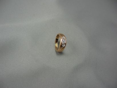 Bague jonc
en or, ornée de 3 diamants taille...