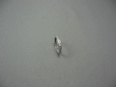 Alliance
en platine, ornée d'une ligne de...