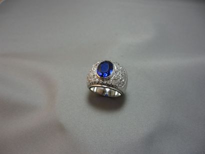 Importante Bague jonc bombé
en or gris, sertie...