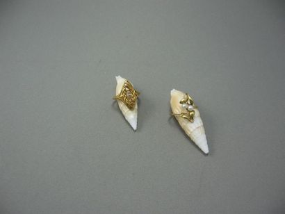 Lot de 2 Bagues 
en or ajouré, l'une à décor...