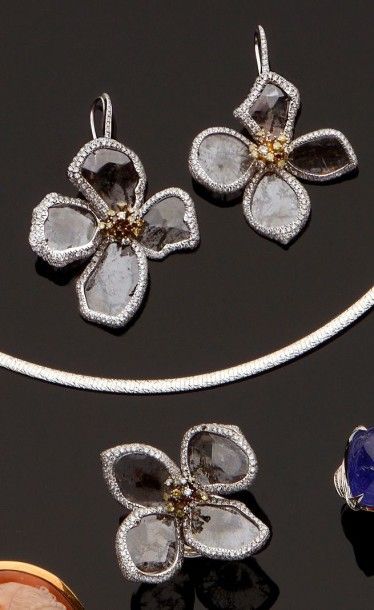 Parure en or gris et or jaune, diamants plats...