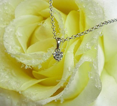 Pendentif or blanc 3 griffes serti d'un diamant...