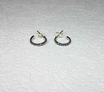 Paire de demi-créoles en argent sertie de...