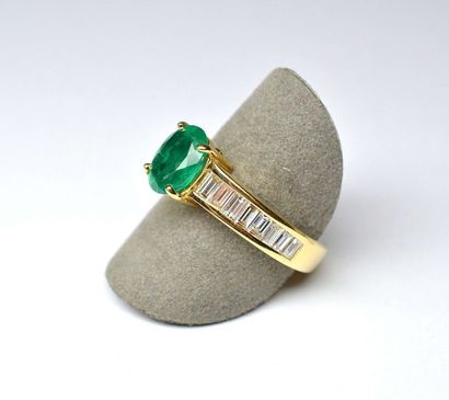 Bague or jaune sertie en son centre d'une...