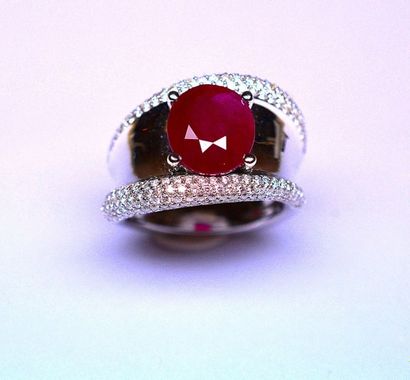 Bague jonc sertie d'un rubis probablement...