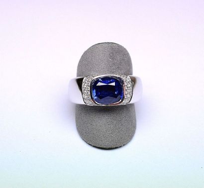 Bague jonc joaillerie ornée d'un saphir probablement...
