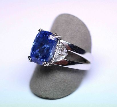 Bague or blanc soutenant un saphir de couleur...
