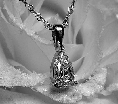 Pendentif diamant poire pesant 1,10 ct. env....