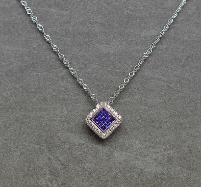 Pendentif de forme losange serti en son centre...
