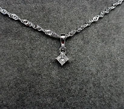 Pendentif or blanc serti d'un diamant carré...