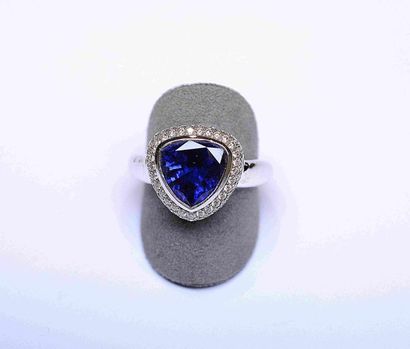 Bague or blanc sertie d'un saphir taille...