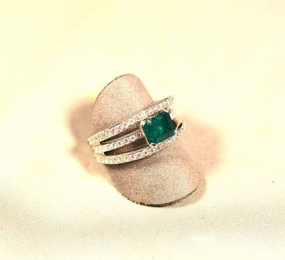 Bague triple anneau soutenant une émeraude...