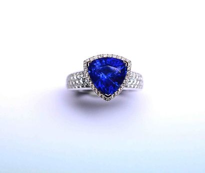 Bague or blanc sertie d'un saphir poire probablement...
