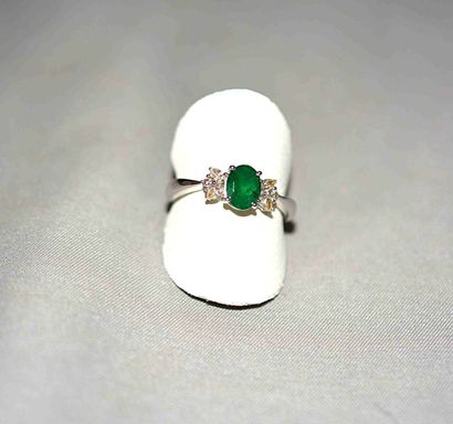 Bague or blanc sertie d'une émeraude Colombie...
