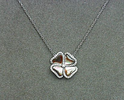 Pendentif or blanc formant une fleur composée...