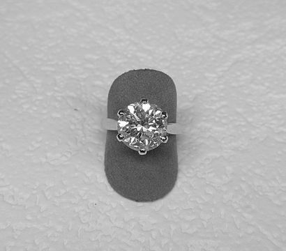 Solitaire 6 griffes or blanc soutenant un...