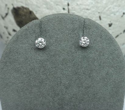 Paire de boucles d'oreilles or blanc 4 griffes...