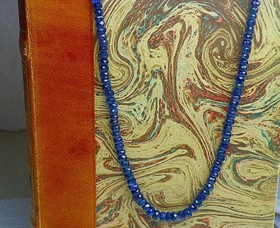 Collier de saphirs en légère chute pesant...