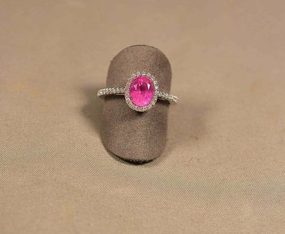 Bague or blanc ornée d'un saphir rose ovale...