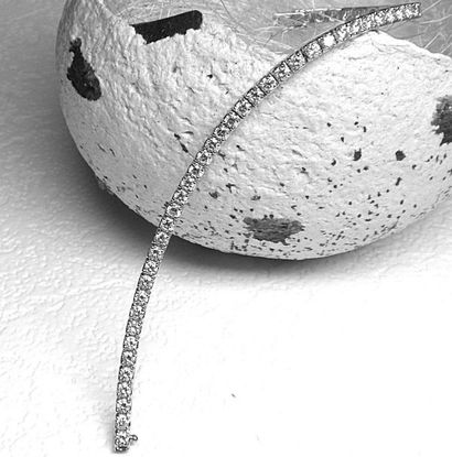 Bracelet ligne or blanc serti de diamants...
